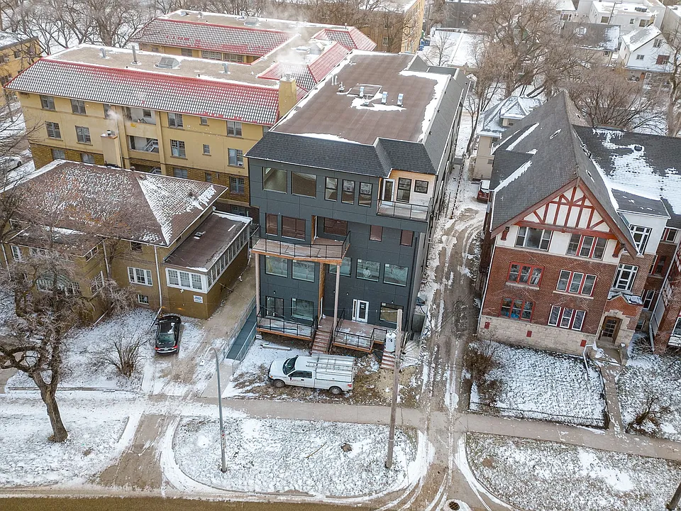 260 Wellington Cres #11