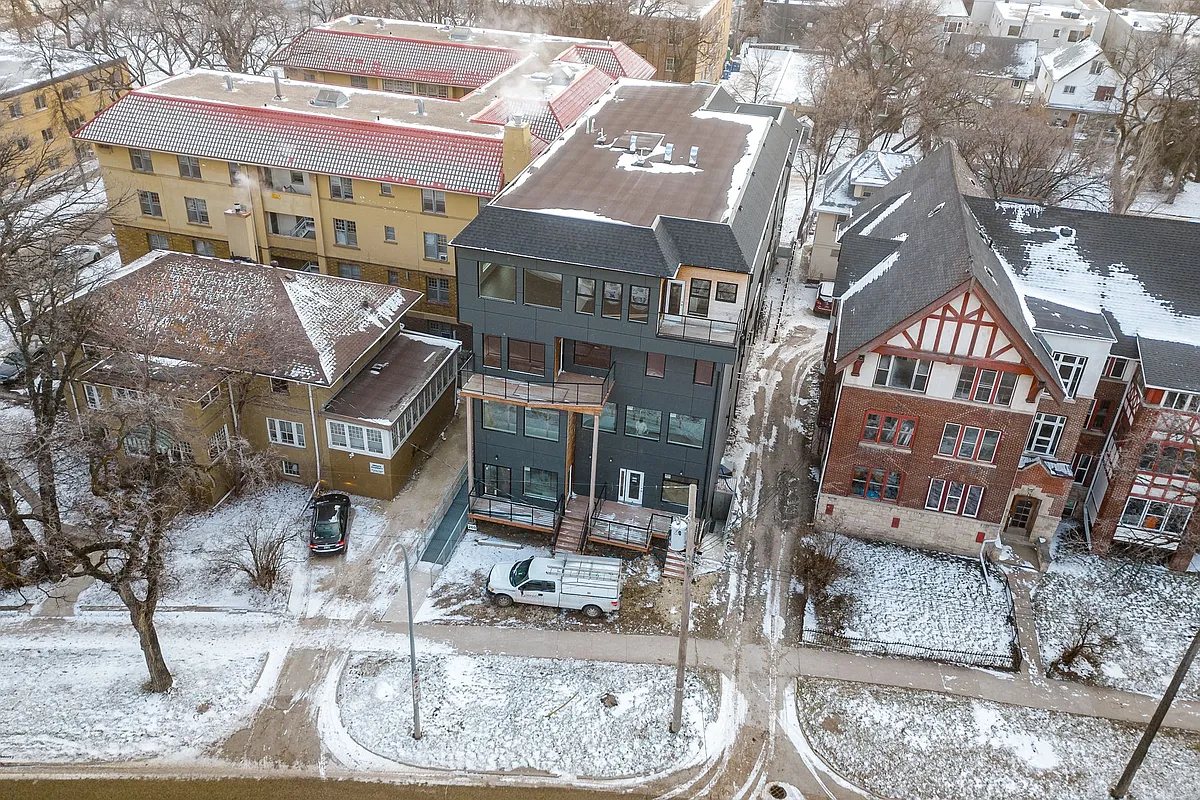 Building Photo - 260 Wellington Cres