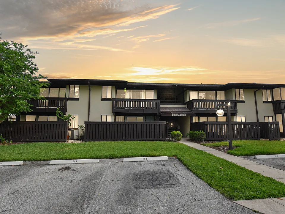 40 Club House Dr #207