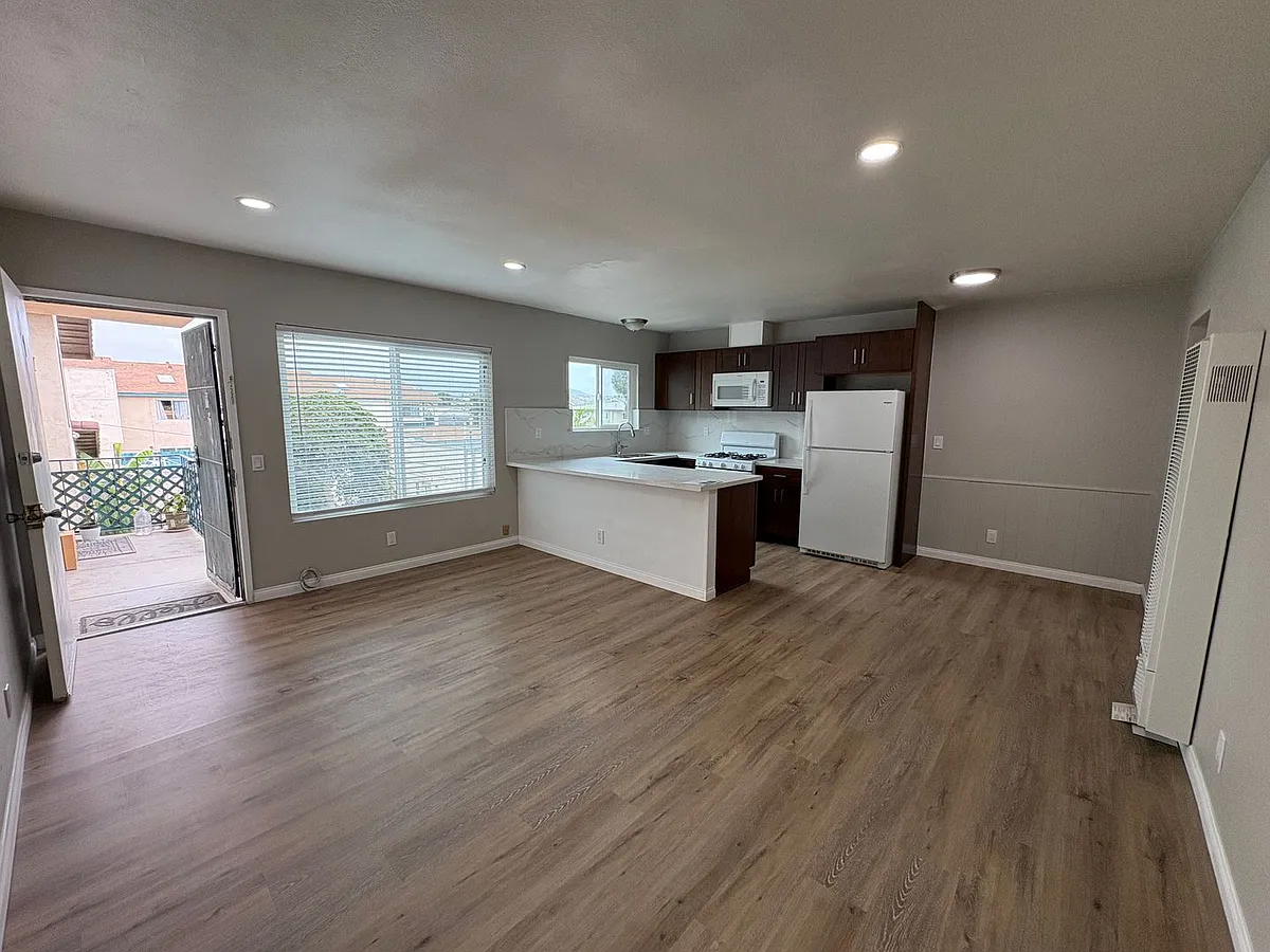 Building Photo - 4216 Euclid Ave #7