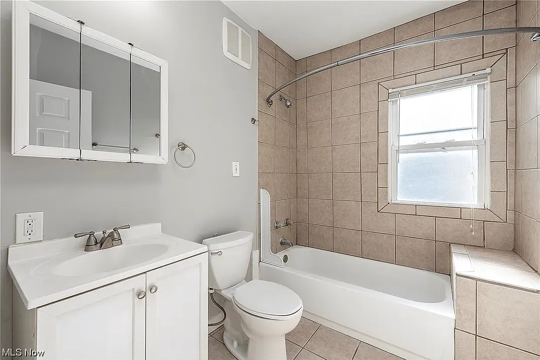 3 bed, $1,400 — Photo 4