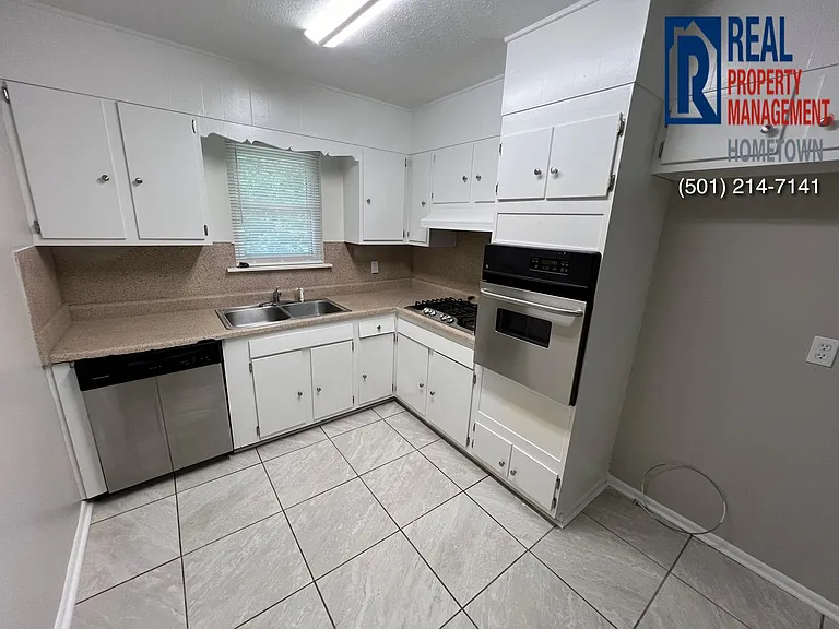 1016 W Kiehl Ave — Photo 4