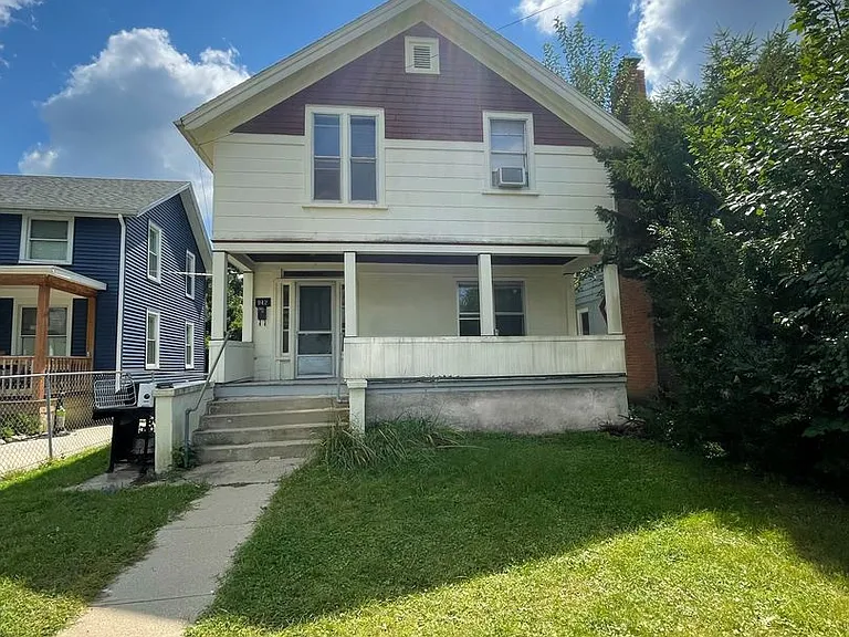 942 Woodlawn Ave — Photo 2