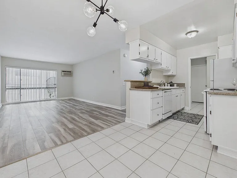 115 Doheny Apartments — Photo 29