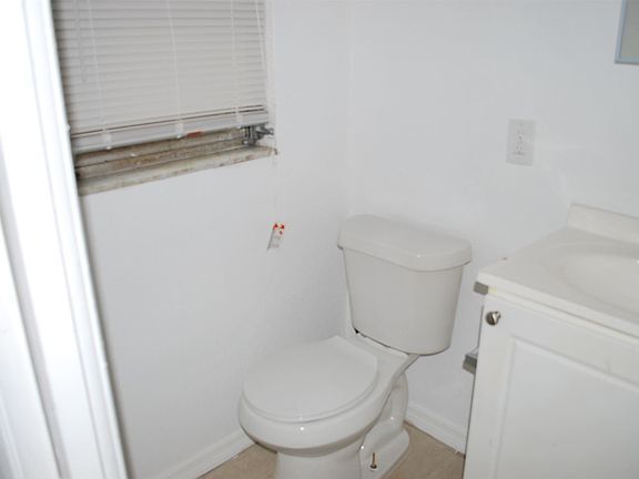 5th image of 1816 E Wood St