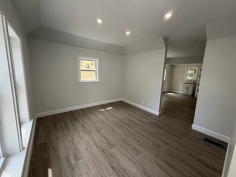 73-75 Draper Ave #75 — Photo 8