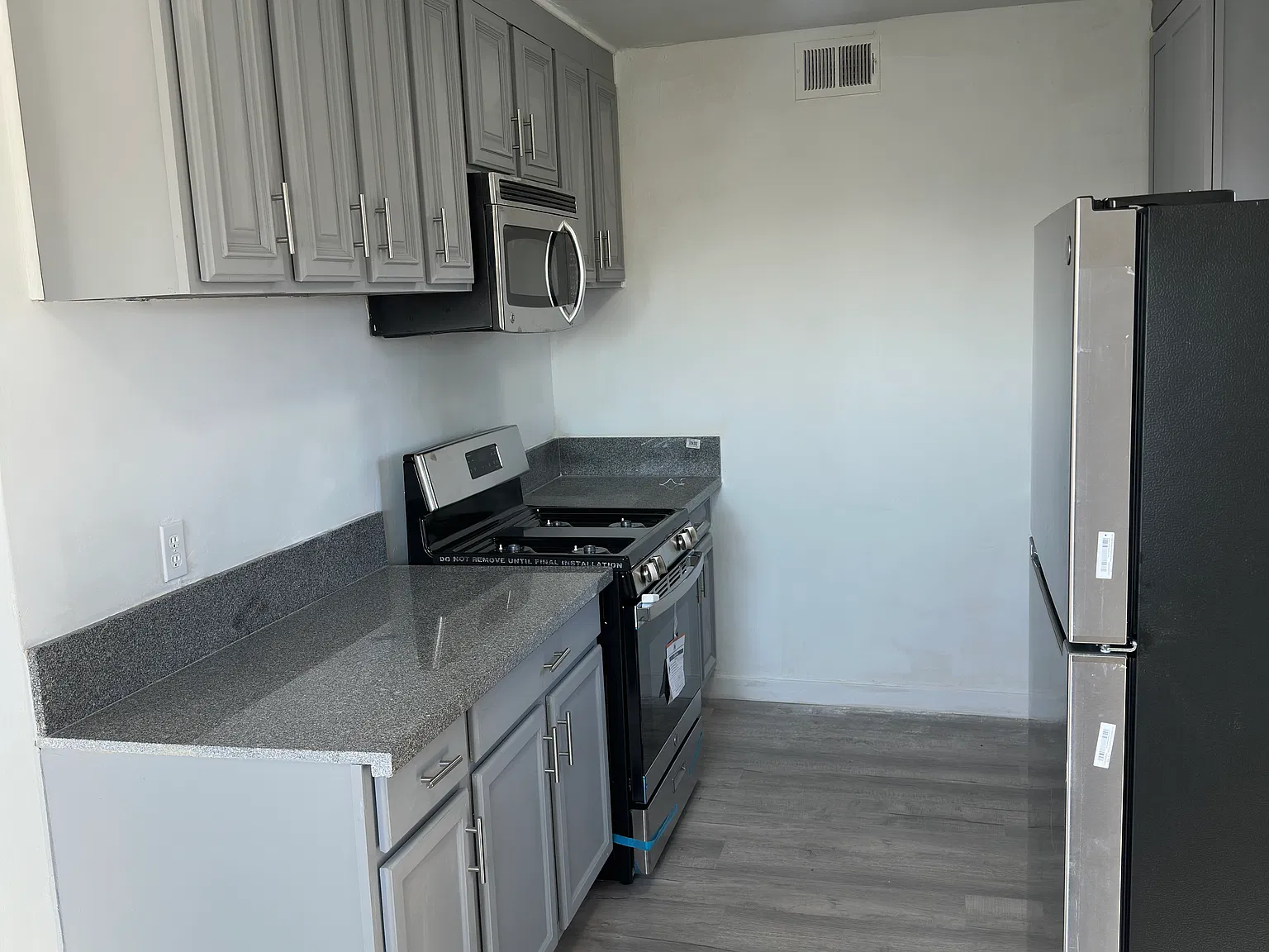 2 bed, 900 sqft, $2,300 — Photo 3