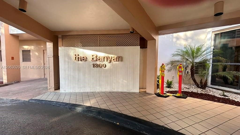1300 Saint Charles Pl APT 202 — Pembroke Lakes Golf and Racquet Club