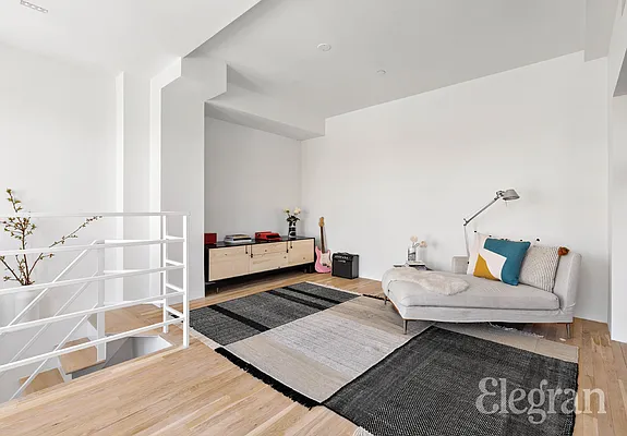 Sold by (Legacy) Elegran | media 18