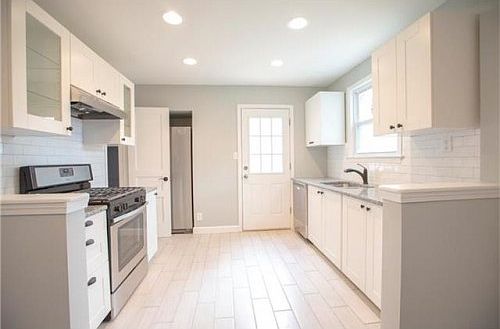 3rd image of 925 E 77th Terrace