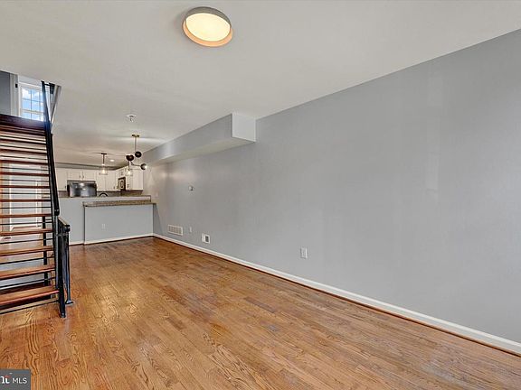 3rd image of 1148 Sargeant St