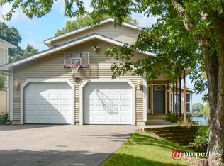 613 Lake Shore Blvd, Wauconda, IL 60084