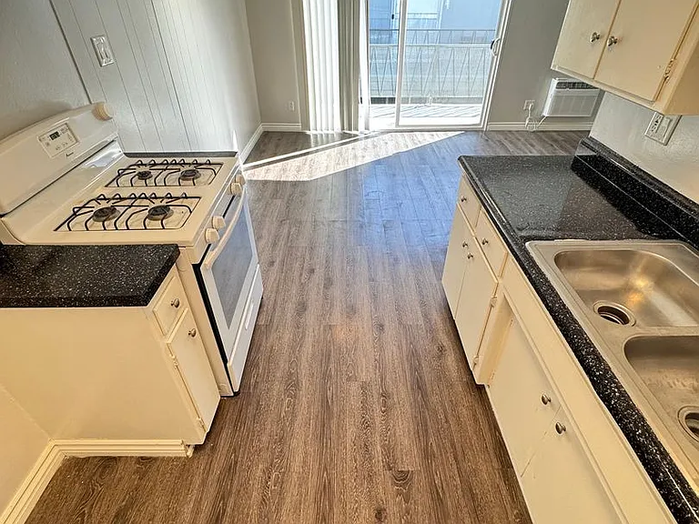 21827 Lanark St — Photo 15