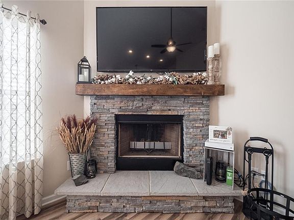 4th image of 1212 W Limestone Way