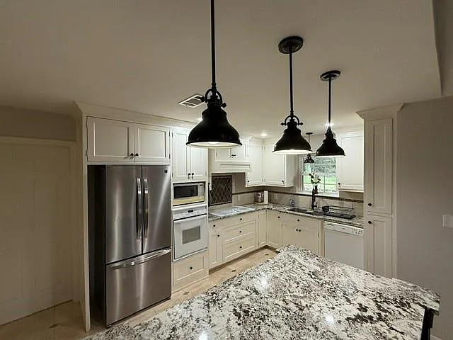 5 bed, 4.0 bath, 2382 sqft, $2,975 — Photo 4