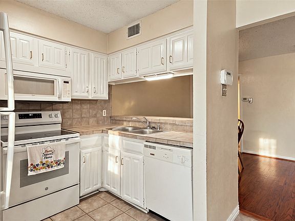 2nd image of 895 Dublin Dr #4