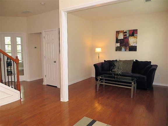 4th image of 531 Papillion Trce