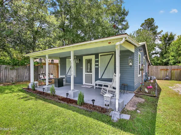 1009 Dicks St, Waveland, MS 39576
