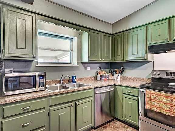 4th image of 303 N Loveless St