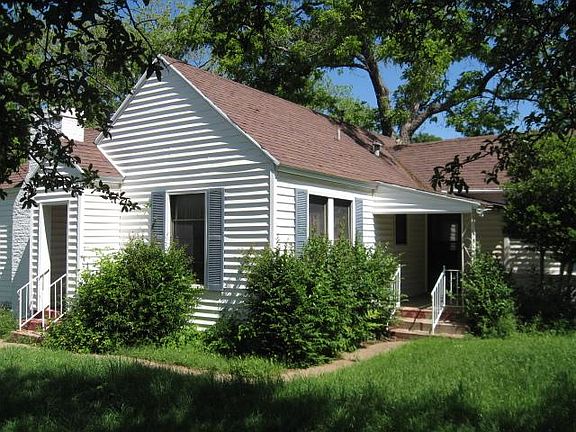 2nd image of 302 W Pecan St