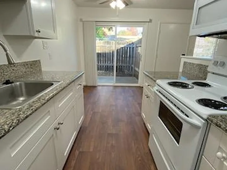 Alta Redwoods Terrace — Photo 9