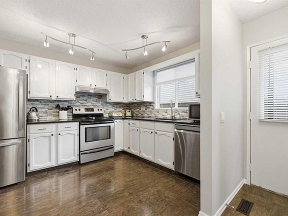 5th image of 32 W Beddington Rise NE