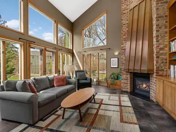 2955 Regent Ave N, Golden Valley, MN 55422