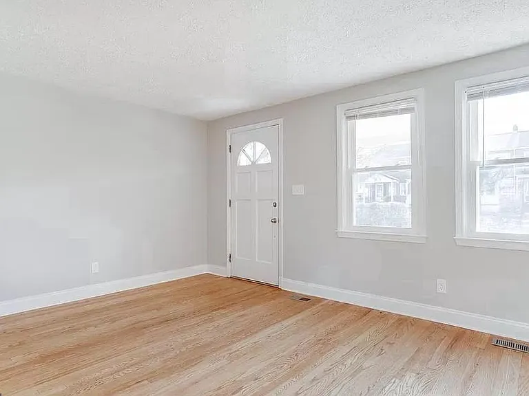 1046 Elm Rd — Photo 3