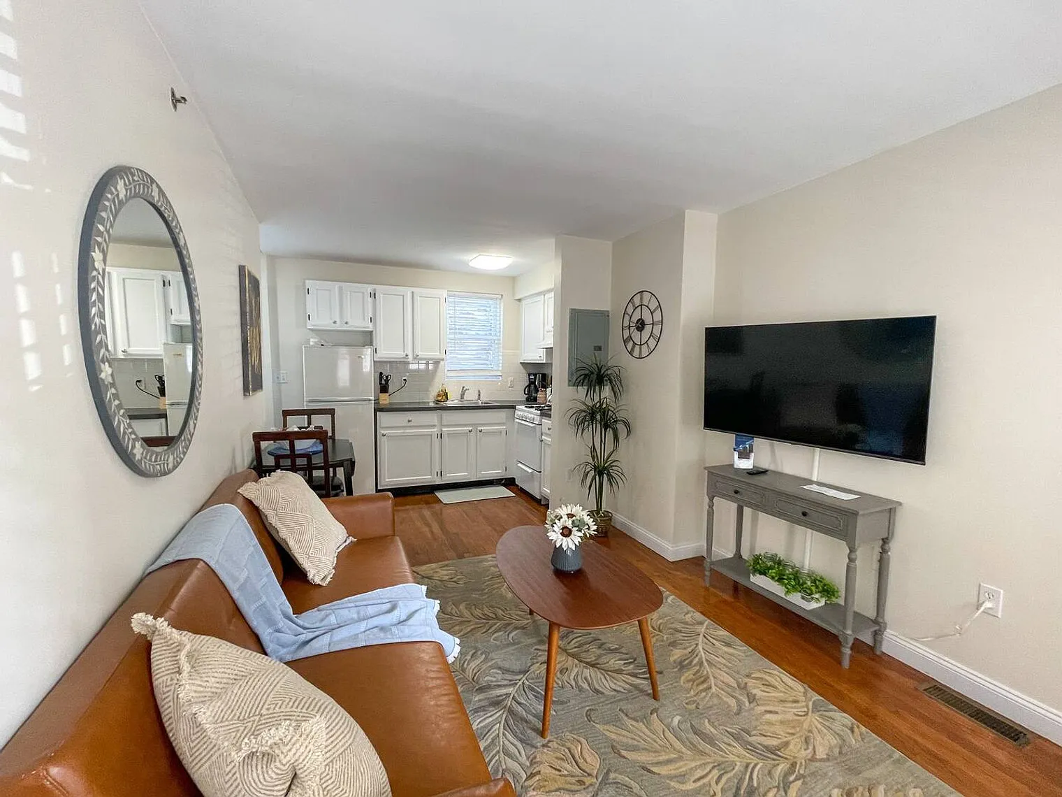 2 bed, 1.5 bath, 893 sqft, $6,909 — Photo 2