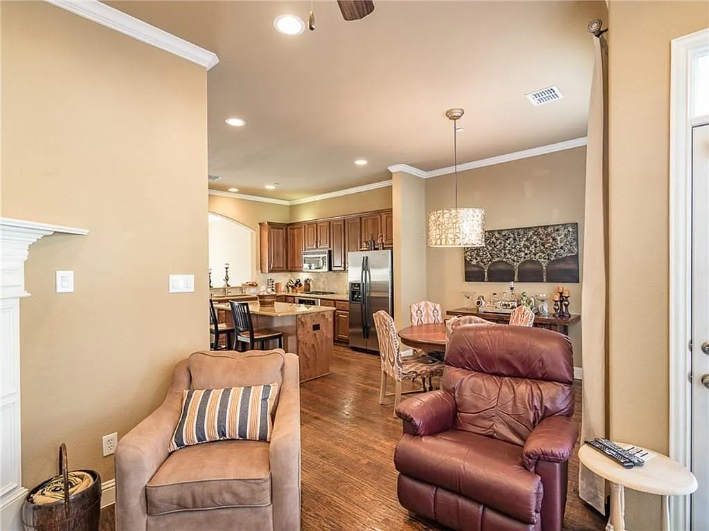 3 bed, 2.5 bath, 1739 sqft, $2,950 — Photo 2
