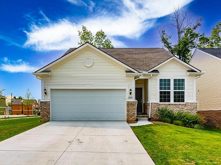 2801 Dillon Dr — Photo 1