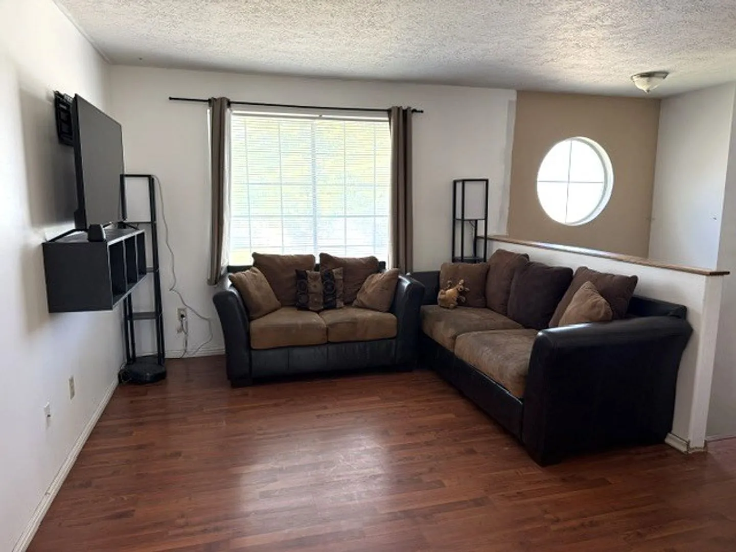 3-bedroom home with garage and large yard in Elko — Photo 2