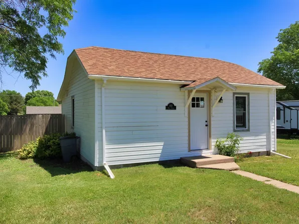 802 Main St, Victoria, KS 67671