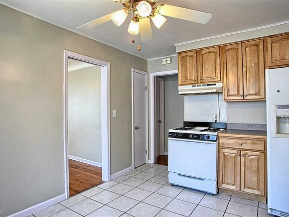 4th image of 28024 Larchmont St
