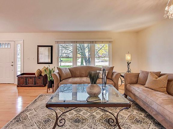 3rd image of 461 Evergreen Dr