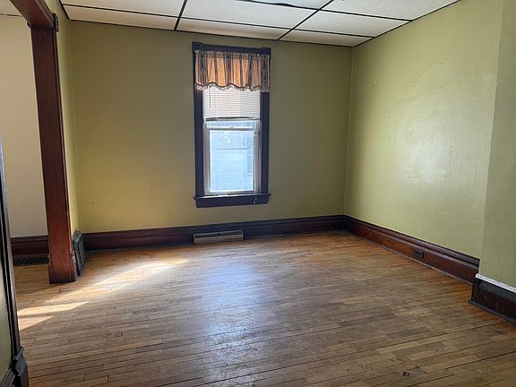 4th image of 1004 John St
