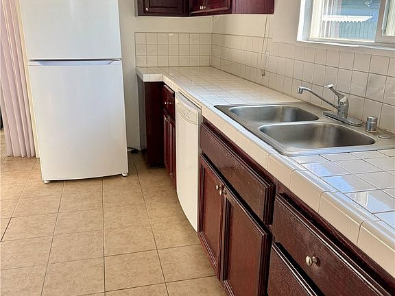 4th image of 411 Myrtle St