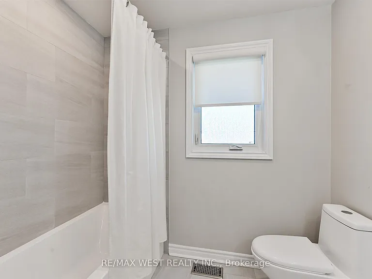 139 Carmen Cres — Photo 17