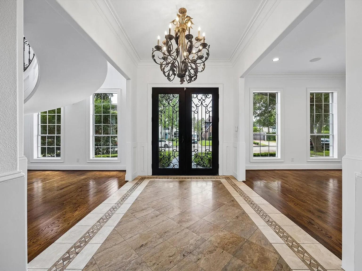 4 bed, 4.5 bath, 4721 sqft, $9,000 — Photo 2