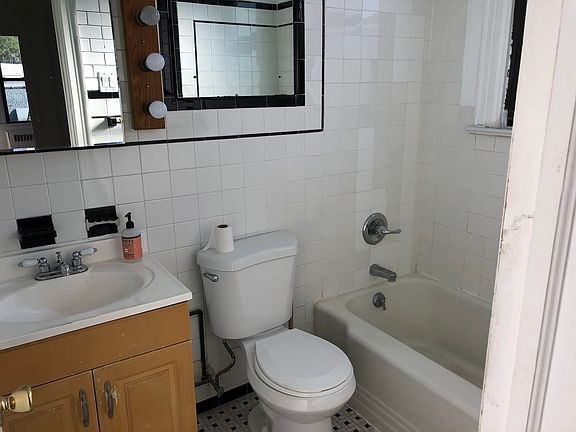 4th image of 78 Oak St Floor 2