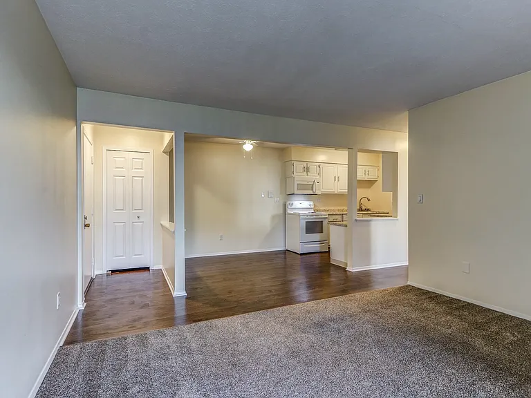 Royalwood Apartments — Photo 6