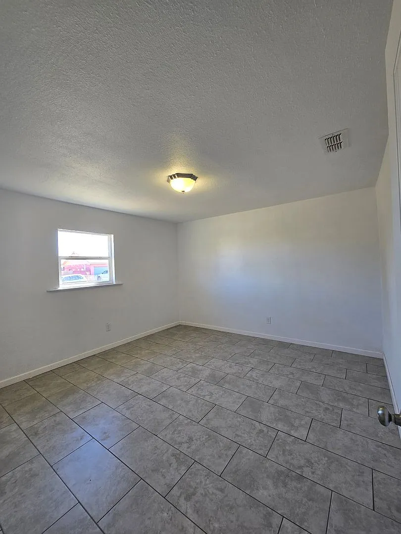 208 Lincoln Ave — Photo 3