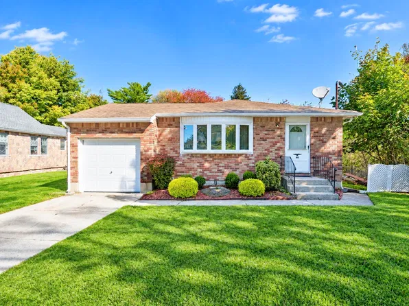 98 Evergreen Ave, Bethpage, NY 11714