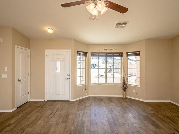 5th image of 975 Hacienda Cir