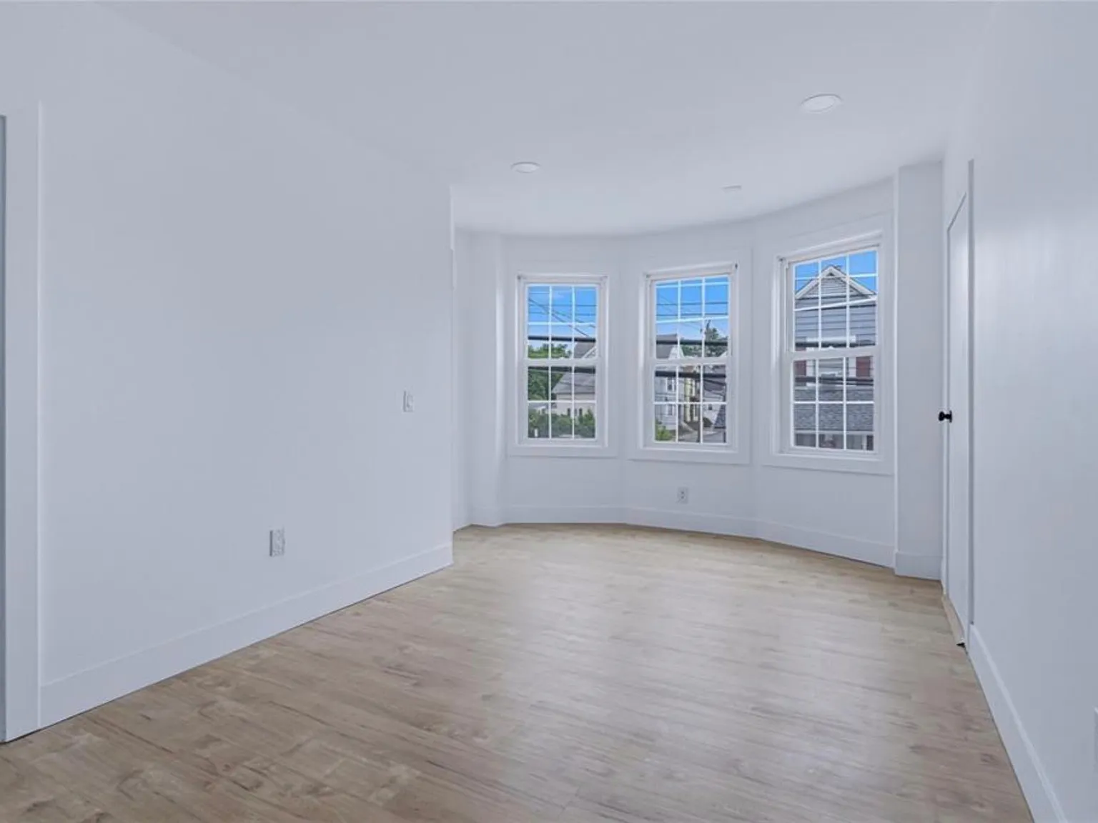 3 bed, $2,000 — Photo 4