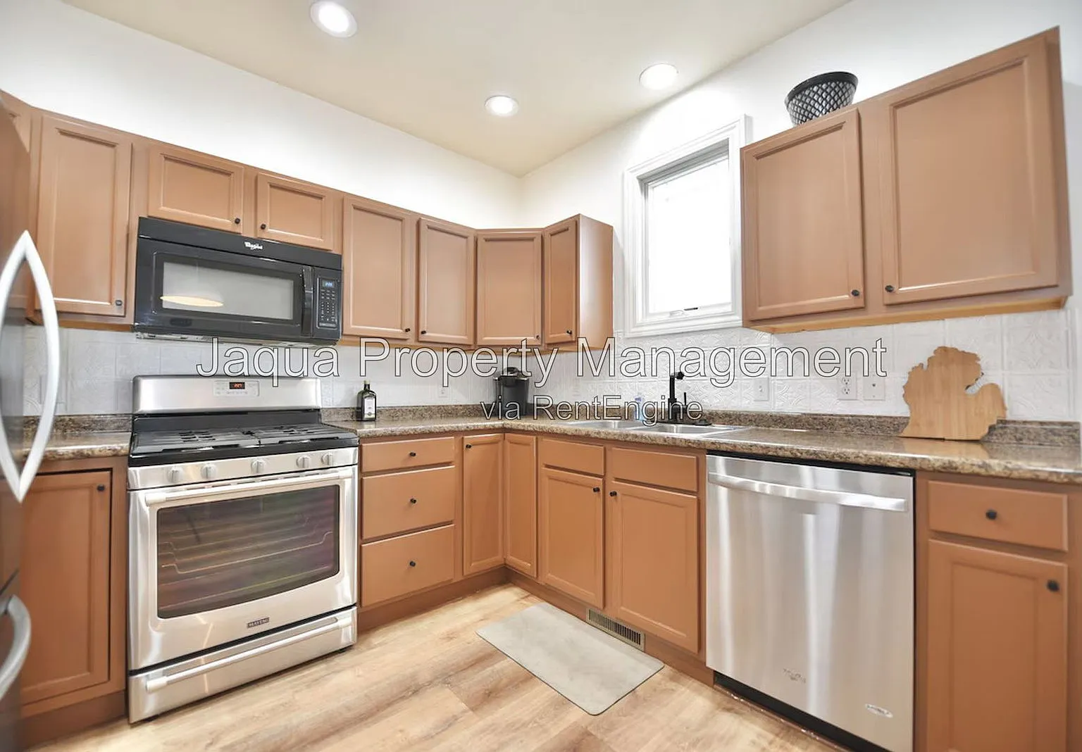 3 bed, 2.5 bath, 1750 sqft, $3,000 — Photo 2
