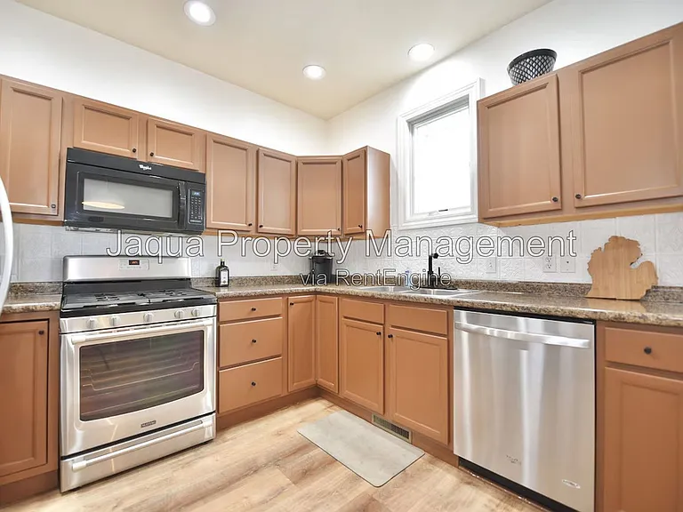 380 Market Pl — Photo 2