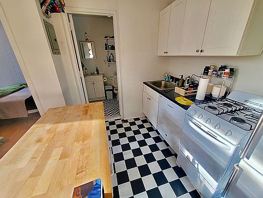 2nd image of 254 E 112th St #2B