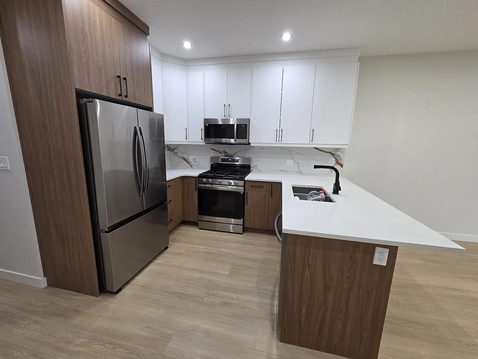 Modern 3-Bedroom Main Home With Double Garage, Deck — Photo 3