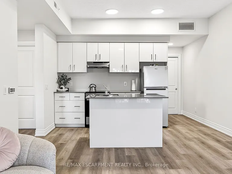 261 King St E #302 — Photo 10